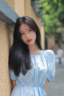 掀起礼服后摆挺入